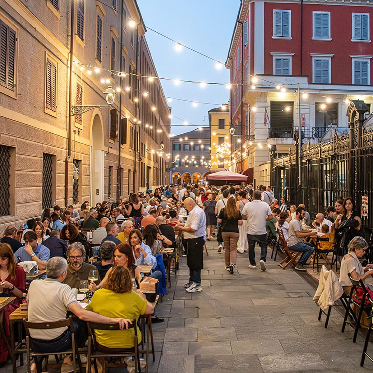 Albinelli Street: artisti di strada, musica e cibo il 7 giugno